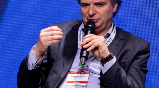 zdjęcie z 14 kwietnia 2026 r. podczas Banking & Insurance Forum. Zastępca Prezesa UODO Konrad Komornicki wziął udział w panelu pt. „AI-ready data w bankach: jak zbudować spójne i bezpieczne ekosystemy danych?”.