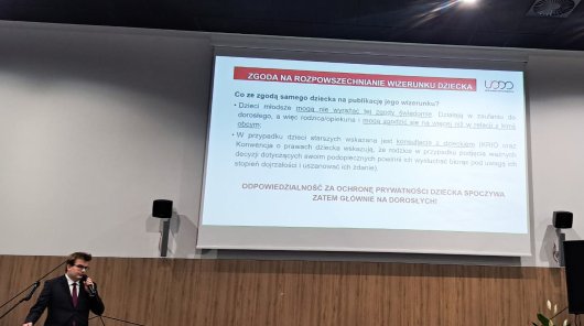 zdjęcie z 16 kwietnia 2026 r. Wydział Nauk Społecznych Uniwersytetu VIZJA przy ul. Okopowej 59, gdzie odbyło się wydarzenie, w ramach którego liczne instytucje i służby państwowe odpowiadające za szeroko pojęte bezpieczeństwo, zachęcały młodych ludzi do podjęcia u nich pracy