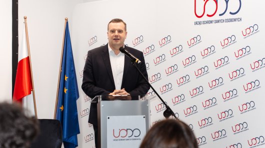 zdjęcie z 15 maja, gdzie w siedzibie Urzędu Ochrony Danych Osobowych odbył się inauguracyjny wykład i dyskusja z Cyklu Otwartych Wykładów Eksperckich. Pierwsze spotkanie współorganizowane było przez UODO i Krajową Izbę Radców Prawnych. 