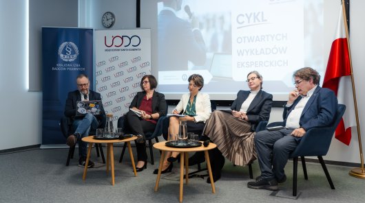 zdjęcie z 15 maja, gdzie w siedzibie Urzędu Ochrony Danych Osobowych odbył się inauguracyjny wykład i dyskusja z Cyklu Otwartych Wykładów Eksperckich. Pierwsze spotkanie współorganizowane było przez UODO i Krajową Izbę Radców Prawnych. 