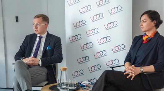 Zdjęcie przedstawia Jakuba Groszkowskiego, radcę Prezesa Urzędu Ochrony Danych Osobowych wraz z Marzeną Ordysińską, radczynią prawną w UODO podczas spotkania z członkami Stowarzyszenia ELSA Lublin
