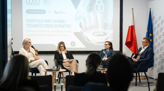 Zdjęcie uczestników panelu trzeciego konferencji pt. „Bezpieczeństwo dzieci w sieci – perspektywa społeczna, edukacyjna i rodzicielska”, który poprowadził Karol Witowski, rzecznik prasowy UODO, uczestniczyli Katarzyna Staciwa z Państwowej Komisji ds. przeciwdziałania wykorzystaniu seksualnemu małoletnich poniżej lat 15, Katarzyna Szymielewicz, prezeska Fundacji Panoptykon oraz Joanna Napierała, przewodnicząca Państwowej Komisji ds. przeciwdziałania wykorzystaniu seksualnemu małoletnich poniżej lat 15.