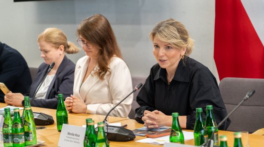 zdjęcie z 15 czerwca 2026 r. w Sejmie RP, podczas posiedzenia Komisji ds. Dzieci i Młodzieży, gdzie zaprezentowano raport „Internet dzieci 2026”, przygotowanego przez Fundację Instytut Cyfrowego Obywatelstwa, Polskie Badania Internetu, firmę Gemius oraz Państwową Komisję do spraw przeciwdziałania wykorzystaniu seksualnemu małoletnich poniżej lat 15. Urząd Ochrony Danych Osobowych jest jednym z patronów tego raportu.