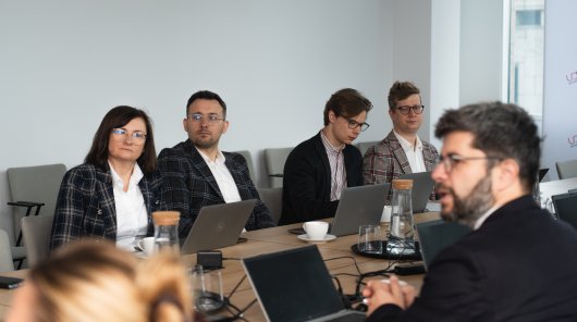 Zdjęcie - 21 lipca 2026 r. w siedzibie Urzędu Ochrony Danych Osobowych odbyło się spotkanie przedstawicieli Urzędu Ochrony Danych Osobowych oraz Urzędu Komunikacji Elektronicznej