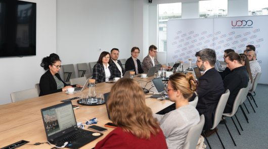 Zdjęcie - 21 lipca 2026 r. w siedzibie Urzędu Ochrony Danych Osobowych odbyło się spotkanie przedstawicieli Urzędu Ochrony Danych Osobowych oraz Urzędu Komunikacji Elektronicznej