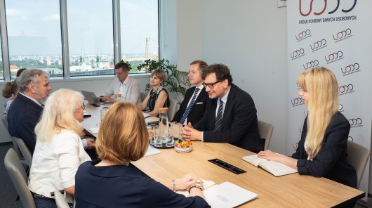 zdjęcie Prezes UODO spotkał się z przedstawicielami środowiska ławników. W rozmowach uczestniczył przewodniczący Rady ds. Ławników przy Ministrze Sprawiedliwości prof. UAM dr. hab. Piotr Władysław Juchacz, Przewodnicząca Stowarzyszenia Ławników Polskich Martyna Skibniewska oraz przedstawiciele kierownictwa Ministerstwa Sprawiedliwości.