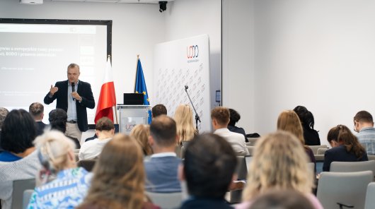 zdjęcie "Sztuczna inteligencja a prawo" – to tytuł trzeciego już trzeciego wykładu w ramach Cyklu Otwartych Wykładów Eksperckich organizowanych przez Urząd Ochrony Danych Osobowych