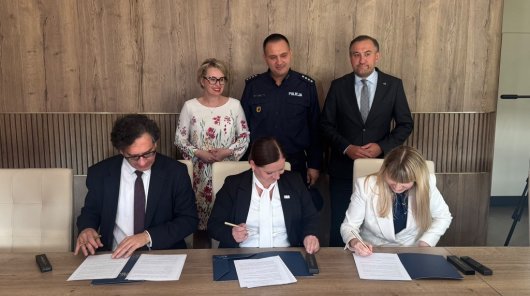 zdjęcie - 15 września 2026 r. w Gdyni podpisano trójstronne porozumienie pomiędzy Urzędem Ochrony Danych Osobowych, Biurem Rzecznika Praw Dziecka, oraz Gminą Miasta Gdyni