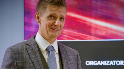 Zdjęcie dyrektora Departamentu Komunikacji Społecznej Karola Witowskiego podczas seminarium ZUS i UODO w Legnicy 